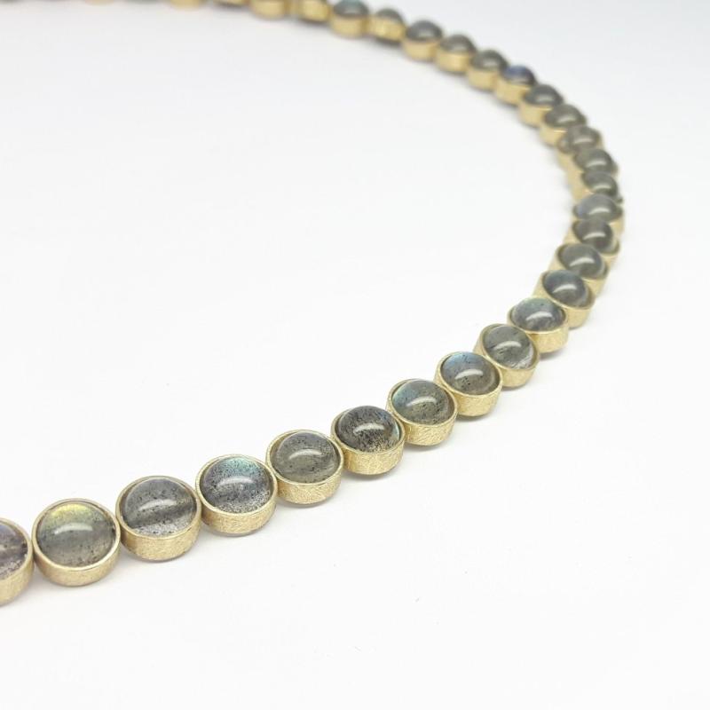Collier en or jaune 18kt et boules en labradorite Ø5mm.