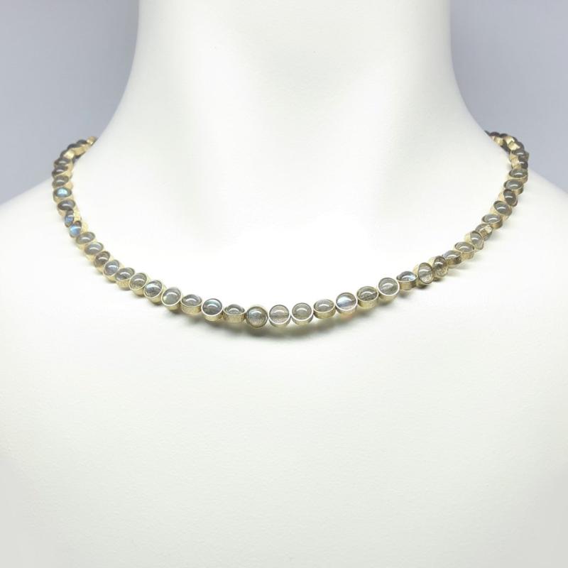 Collier en or jaune 18kt et boules en labradorite Ø5mm.