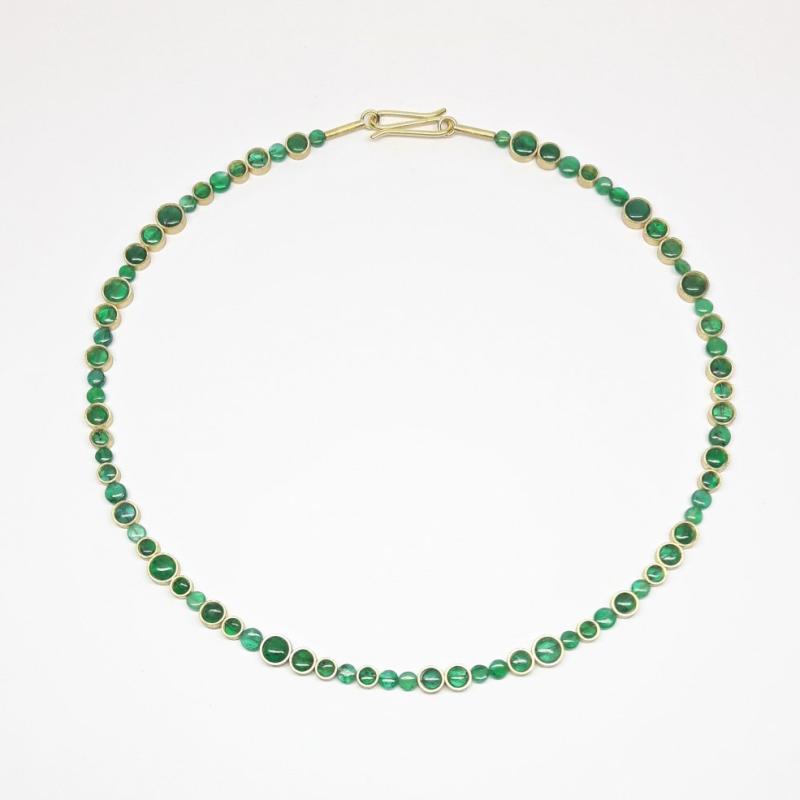Collier en or jaune 18kt et émeraude en forme de lentilles. Pièce unique.