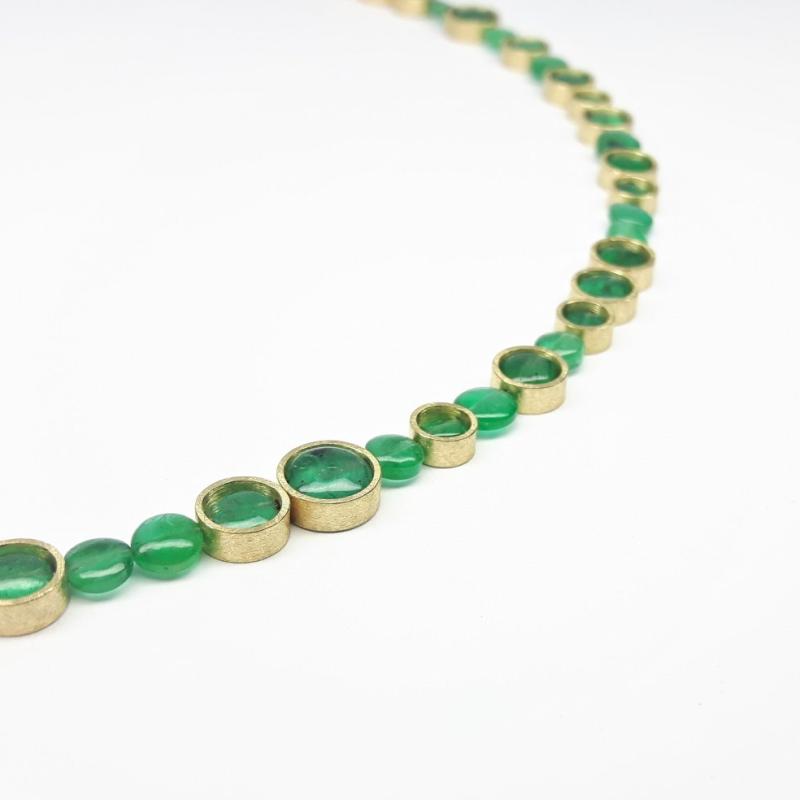 Collier en or jaune 18kt et émeraude en forme de lentilles. Pièce unique.