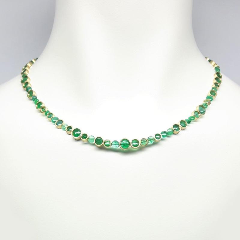 Collier en or jaune 18kt et émeraude en forme de lentilles. Pièce unique.