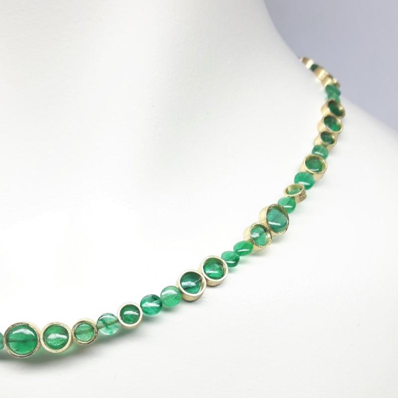 Collier en or jaune 18kt et émeraude en forme de lentilles. Pièce unique.