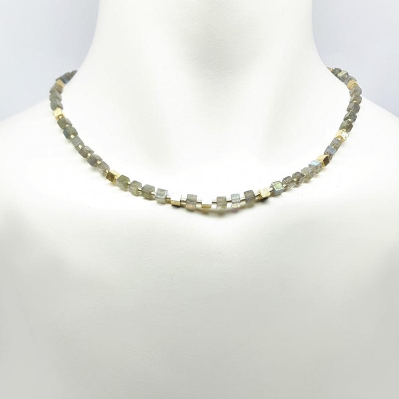 Collier en or jaune 18kt et cubes en labradorite.