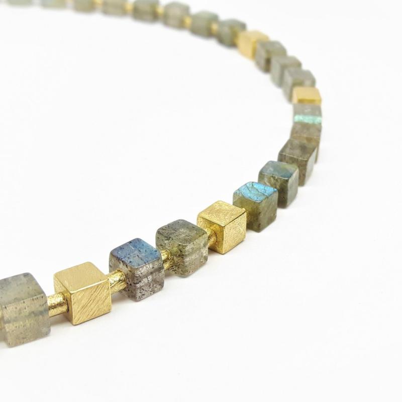 Collier en or jaune 18kt et cubes en labradorite.