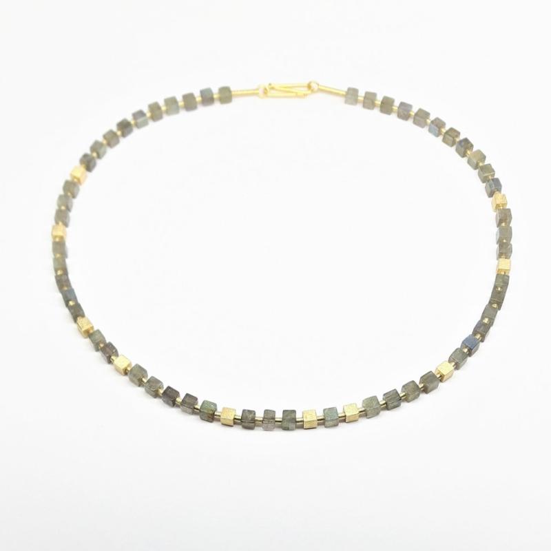 Collier en or jaune 18kt et cubes en labradorite.
