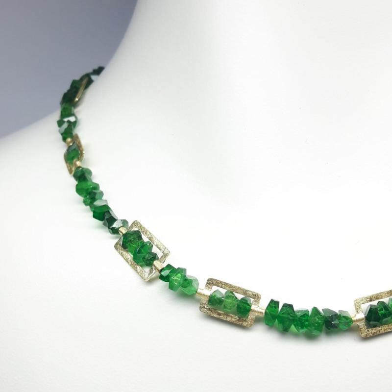 Collier en or jaune 18kt et tsavorites de très belle qualité. Pièce unique.