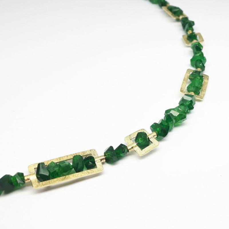 Collier en or jaune 18kt et tsavorites de très belle qualité. Pièce unique.