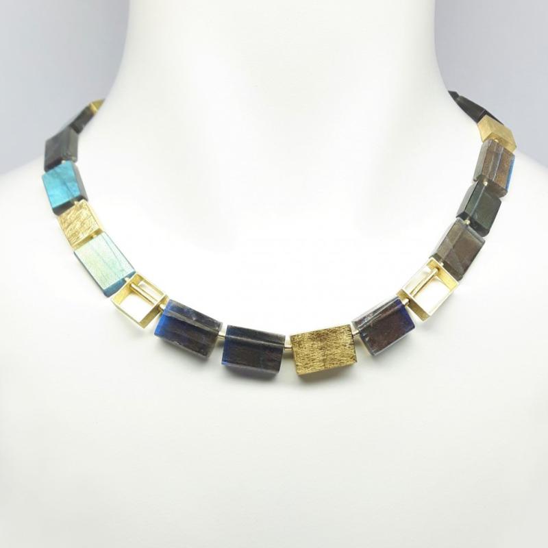 Collier en or jaune 18kt et labradorite.