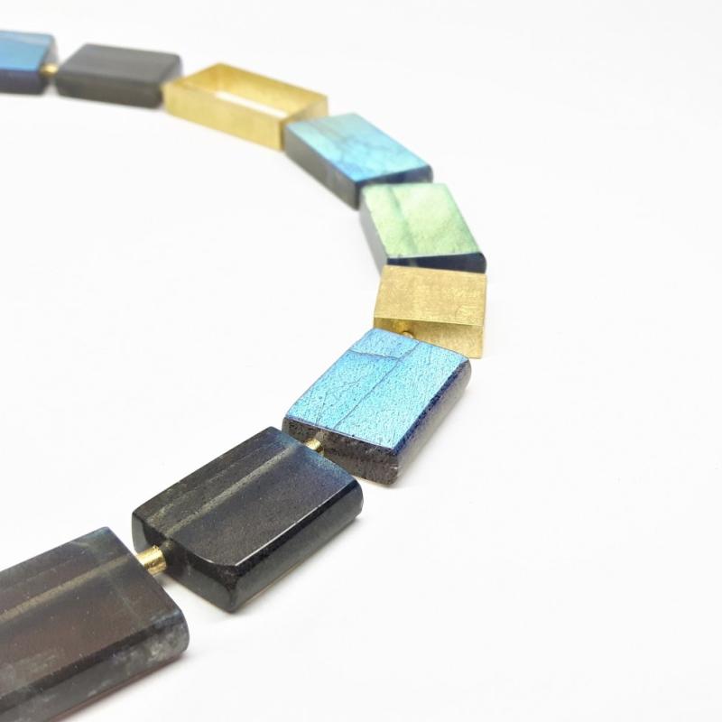Collier en or jaune 18kt et labradorite.