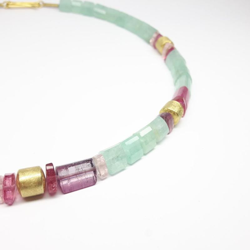 Collier en aigue-marine, tourmaline rose et or jaune 18kt. Pièce unique.
