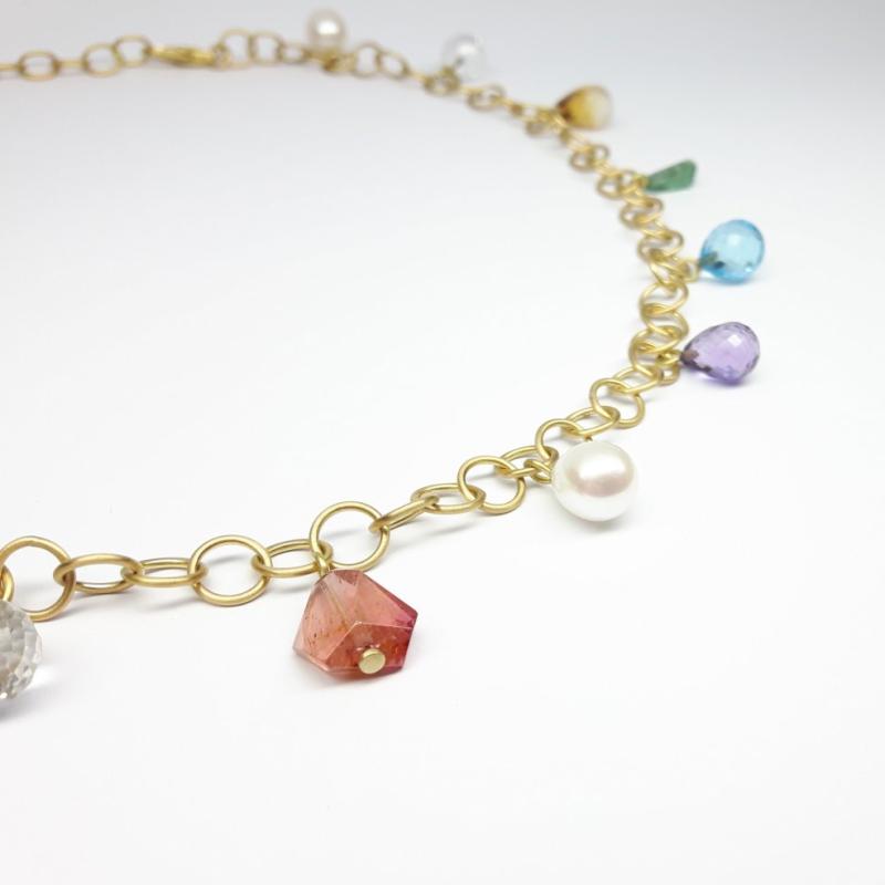Collier en or jaune 18kt, tourmaline, citrine améthyste, topaze, cristal de roche et perles. Pièce unique.