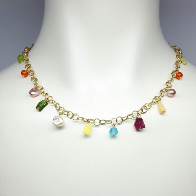 Collier en or jaune 18kt, tourmaline, opale, péridot, apatite et perles. Pièce unique.
