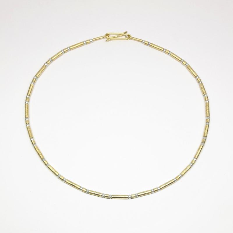 Collier en or jaune 18kt et perles Akoya 3mm.