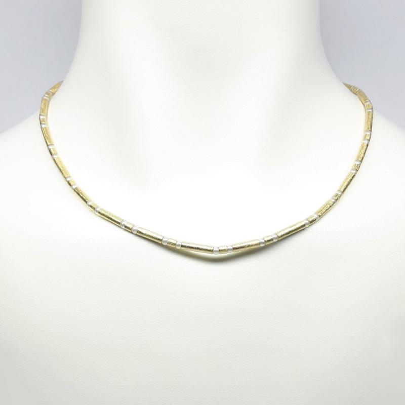 Collier en or jaune 18kt et perles Akoya 3mm.