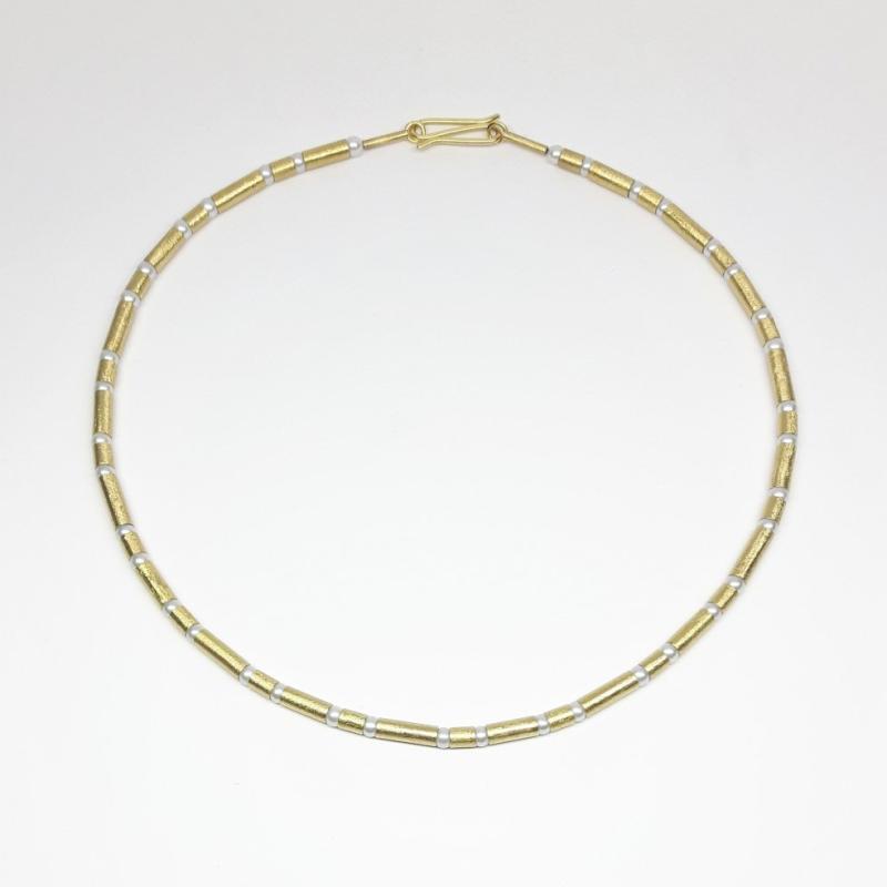 Collier en or jaune 18kt et perles Akoya 4mm.