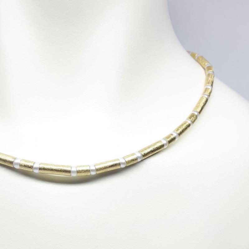 Collier en or jaune 18kt et perles Akoya 4mm.