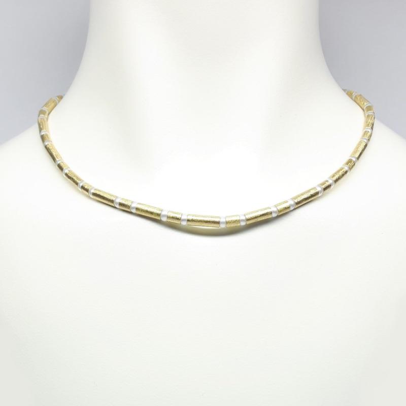 Collier en or jaune 18kt et perles Akoya 4mm.