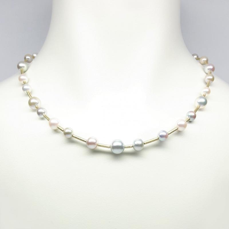 Collier en or jaune 18kt et perles akoya.