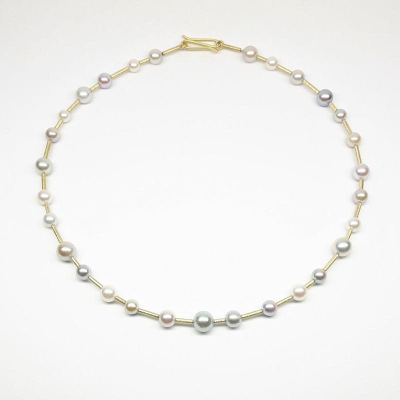 Collier en or jaune 18kt et perles akoya.