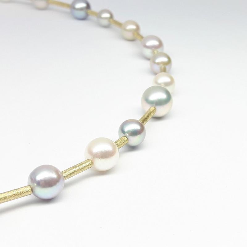 Collier en or jaune 18kt et perles akoya.