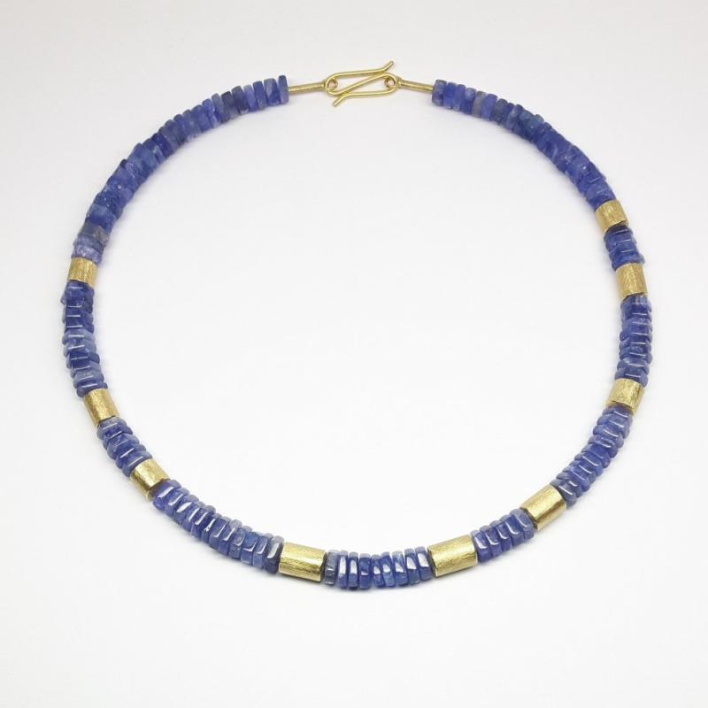 Collier en or jaune 18kt et tanzanite 216ct. Pièce unique.