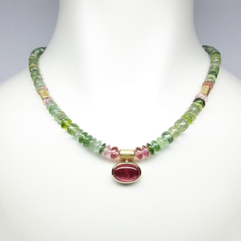 Collier en tourmaline verte-rose de très belle qualité et or jaune 18kt. Pièce unique.
