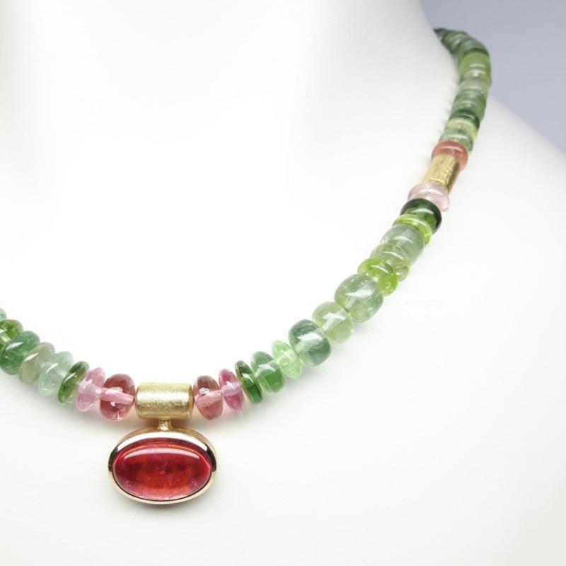 Collier en tourmaline verte-rose de très belle qualité et or jaune 18kt. Pièce unique.