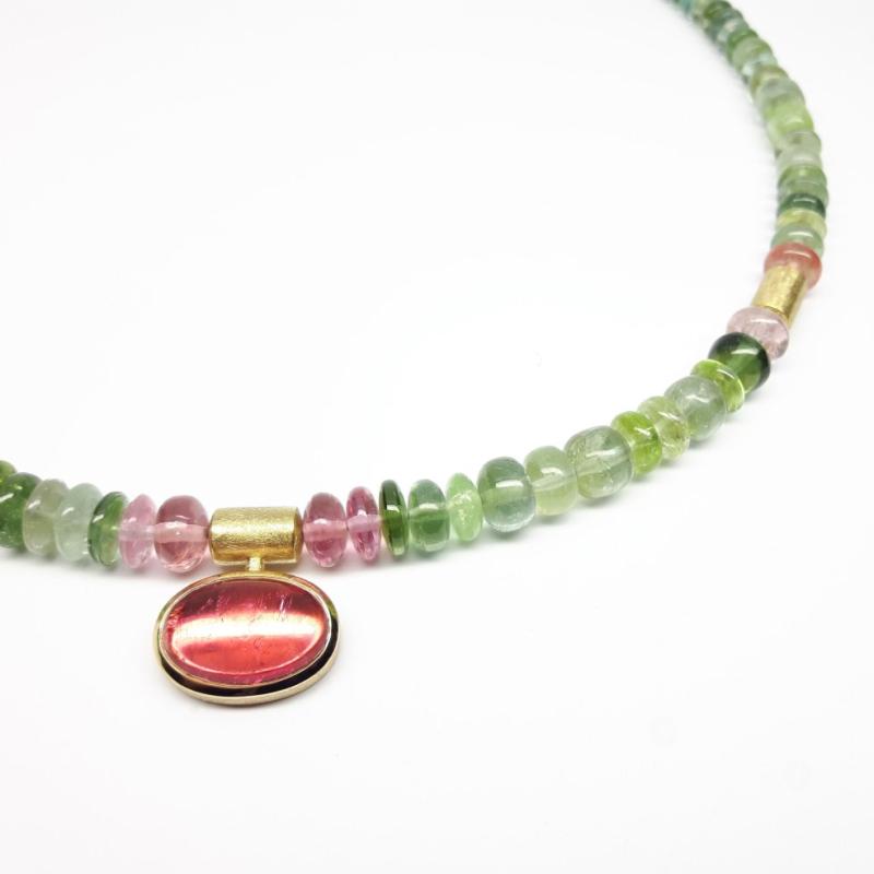 Collier en tourmaline verte-rose de très belle qualité et or jaune 18kt. Pièce unique.