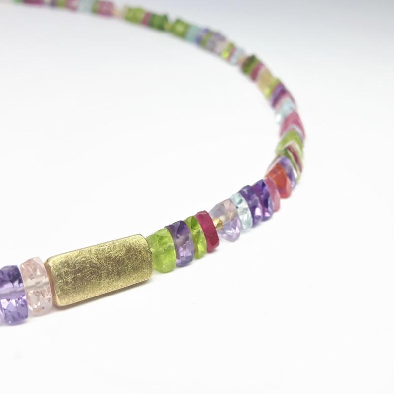Collier en or jaune 18kt, tourmaline, améthyste, morganite, aigue-marine, pédidot et tsavorite. Pièce unique.