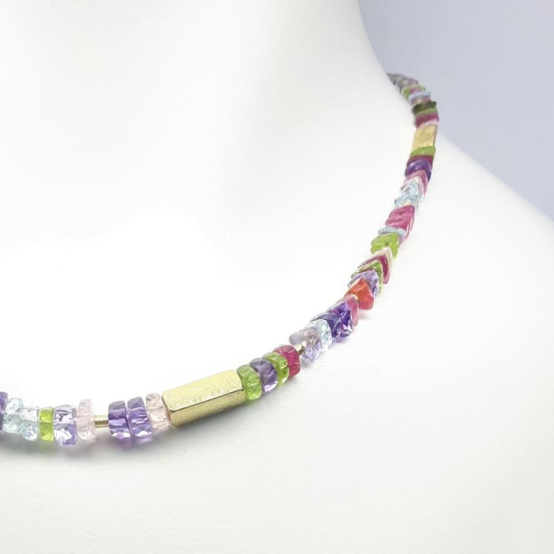 Collier en or jaune 18kt, tourmaline, améthyste, morganite, aigue-marine, pédidot et tsavorite. Pièce unique.