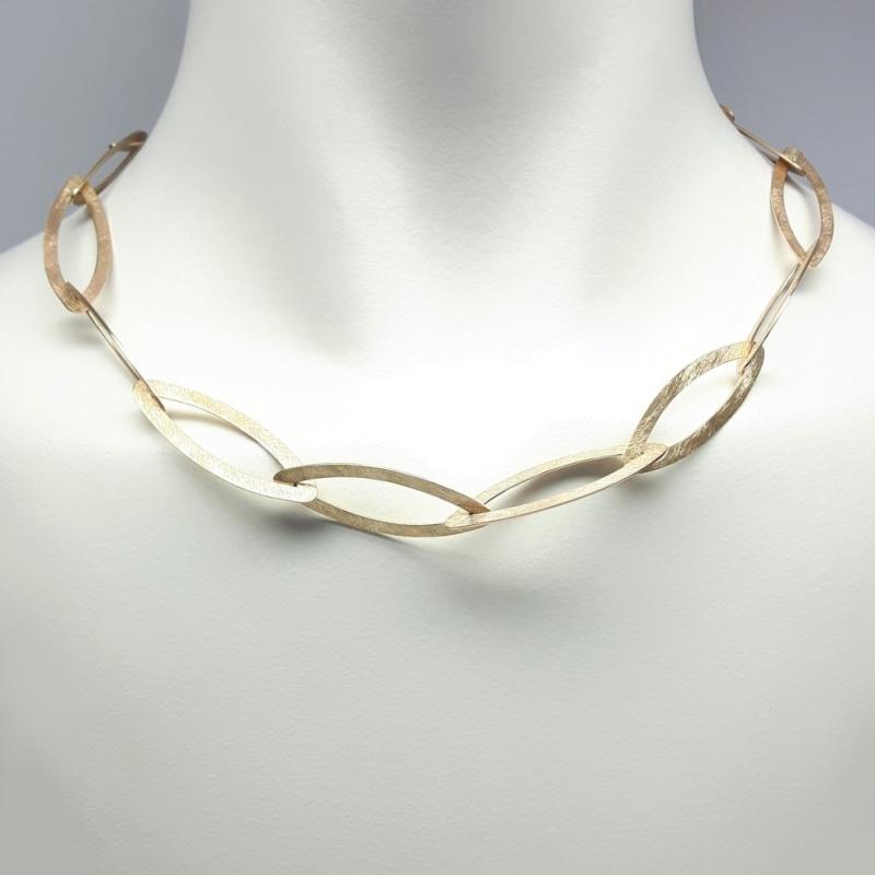 Collier en or rose 18kt martelé. Pièce unique.