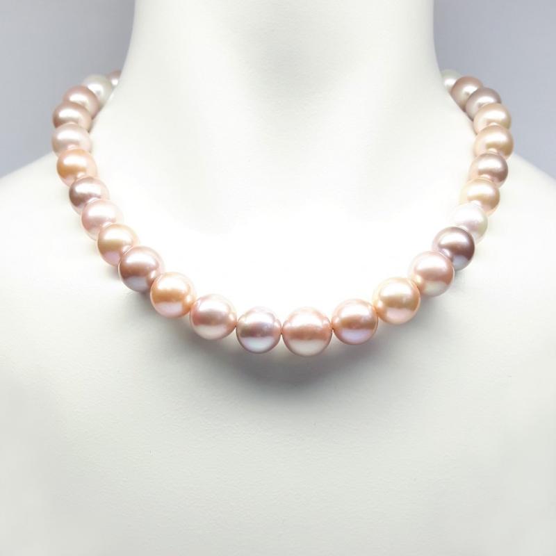 Collier en perles de culture d'eau douce Ø12-15mm et or rouge 18kt. Pièce unique. 
