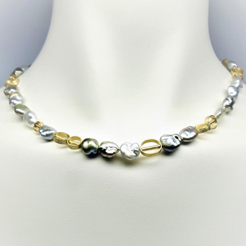 Collier en perles keshi Tahiti et or jaune 18kt. Pièce unique.