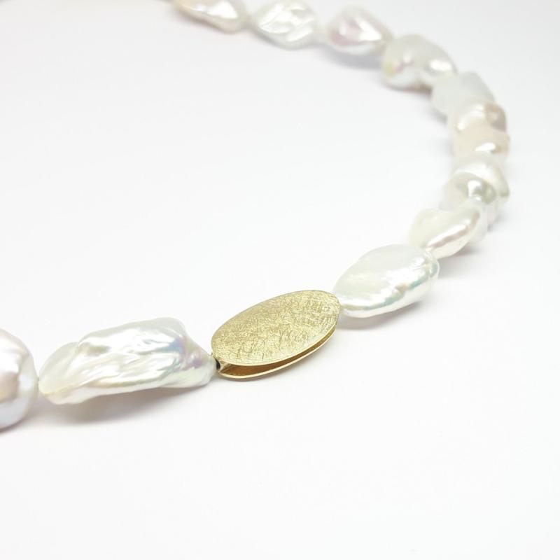 Collier en perles de culture d'eau douce késhi et or jaune 18kt. Pièce unique.