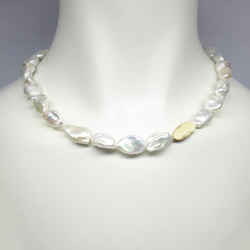 Collier en perles de culture d'eau douce késhi et or jaune 18kt. Pièce unique.