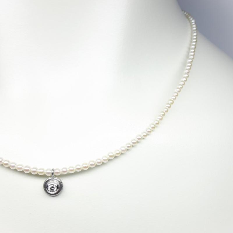 Collier perles de cultures d'eau douce Ming Ø2,5-3mm, brillant et or blanc 18kt.