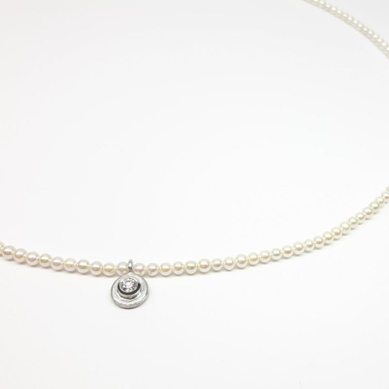 Collier perles de cultures d'eau douce Ming Ø2,5-3mm, brillant et or blanc 18kt.