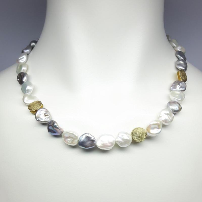 Collier en perles de culture d'eau douce késhi et or jaune 18kt. Pièce unique.
