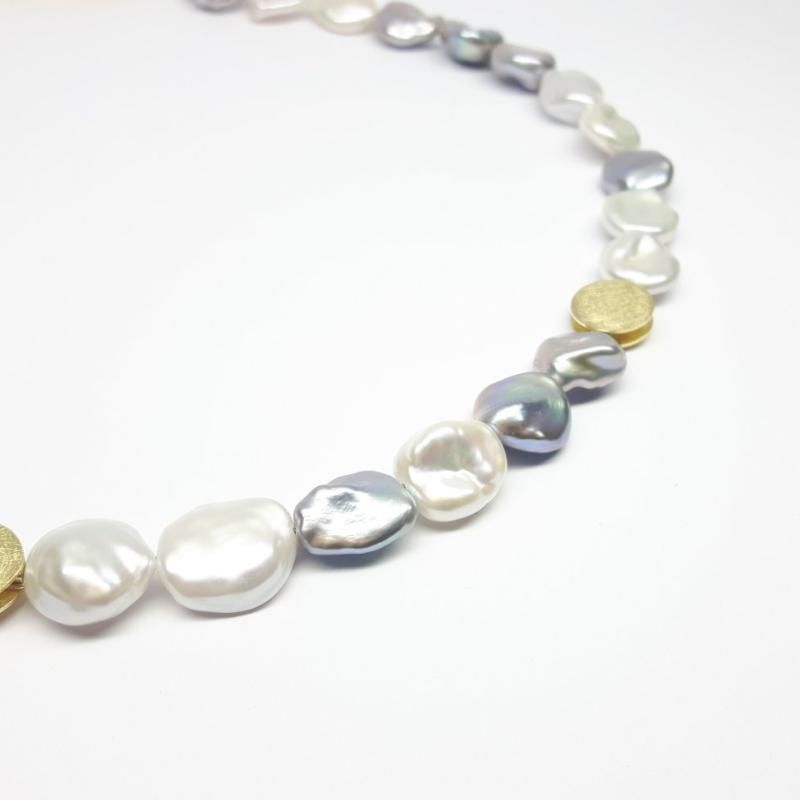 Collier en perles de culture d'eau douce késhi et or jaune 18kt. Pièce unique.