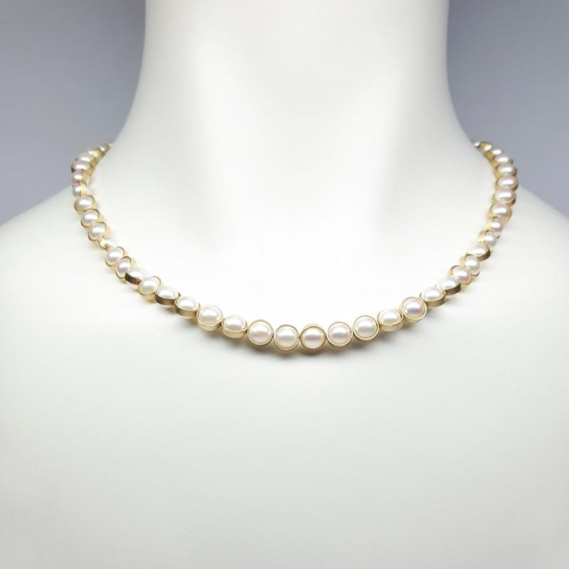 Collier en or jaune 18kt et perles akoya Ø6-6,5mm.