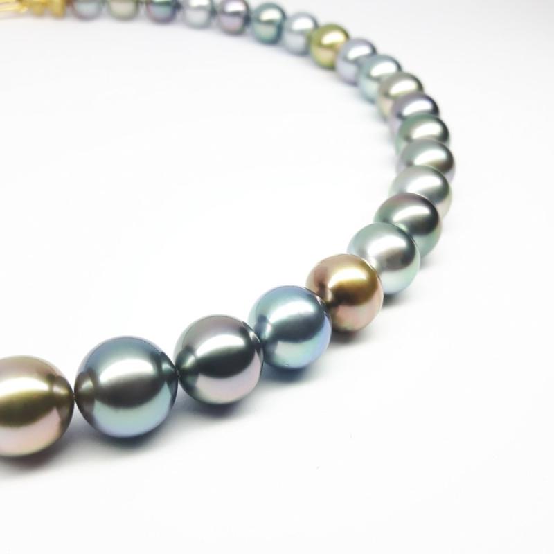 Collier en perles de Tahiti uniques Ø9-11mm et or jaune 18kt.