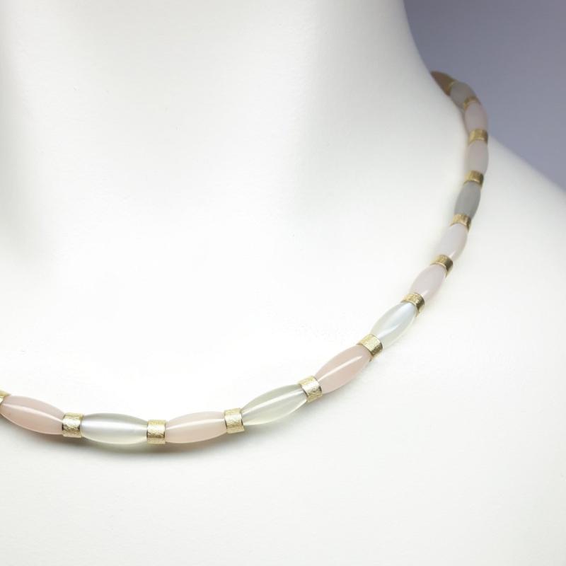 Collier en pierre de lune très lumineuse et or jaune 18kt. Pièce unique.