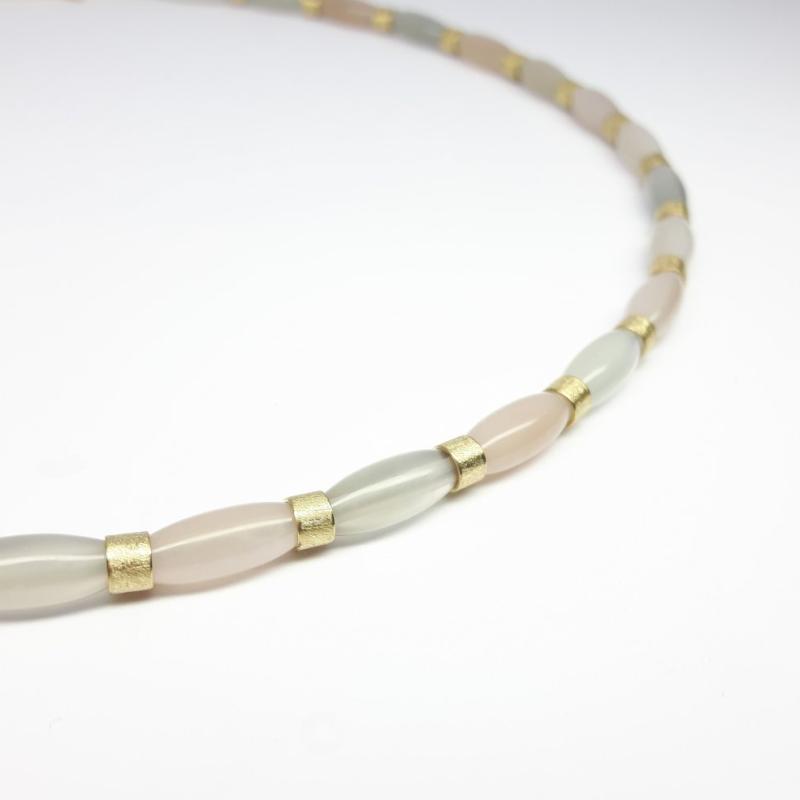 Collier en pierre de lune très lumineuse et or jaune 18kt. Pièce unique.
