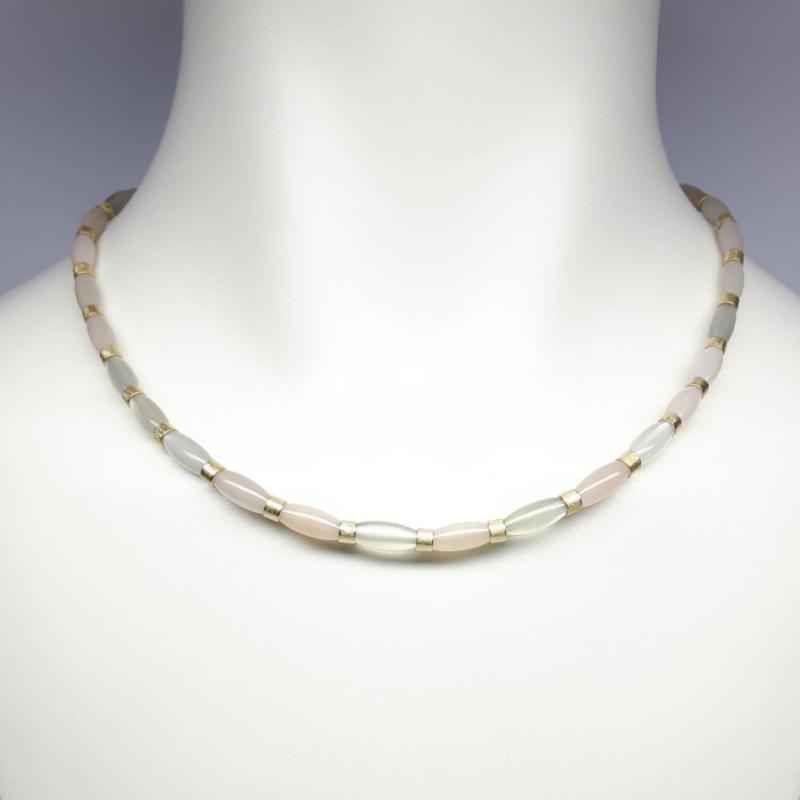 Collier en pierre de lune très lumineuse et or jaune 18kt. Pièce unique.