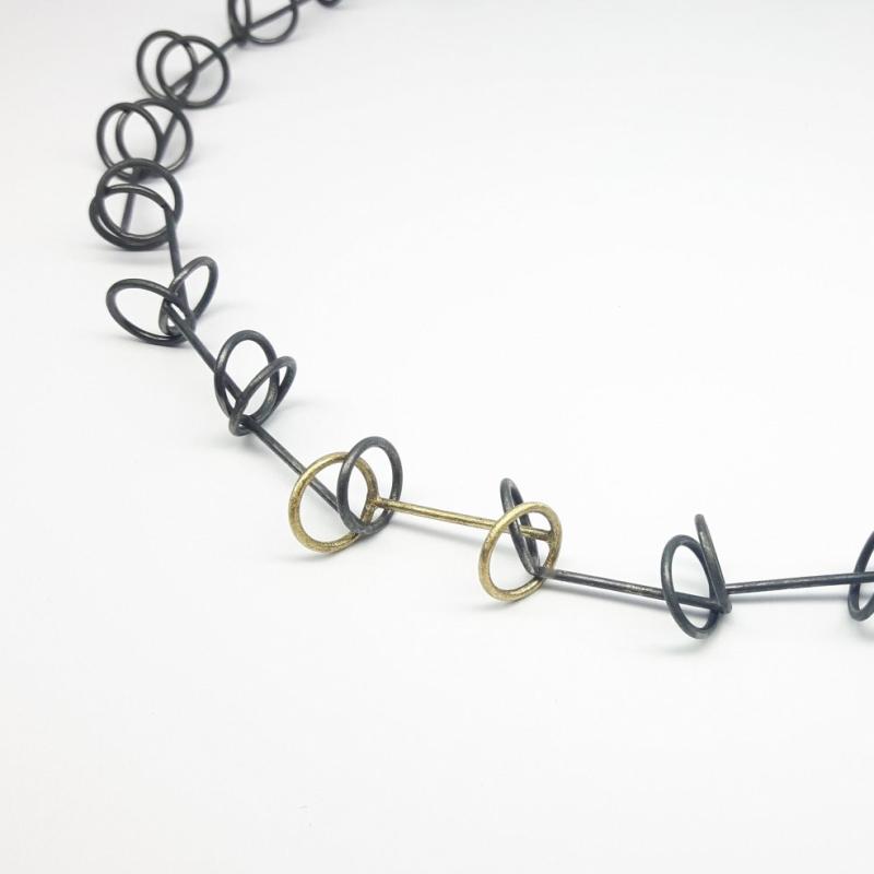 Collier fait main en argent 925/- noirci et or jaune 18kt.