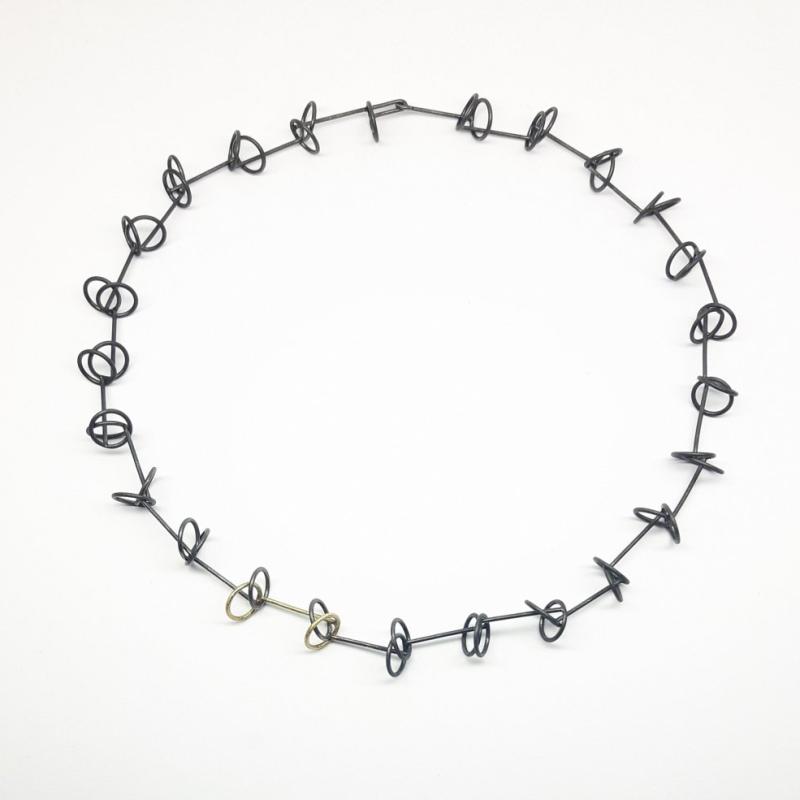 Collier fait main en argent 925/- noirci et or jaune 18kt.