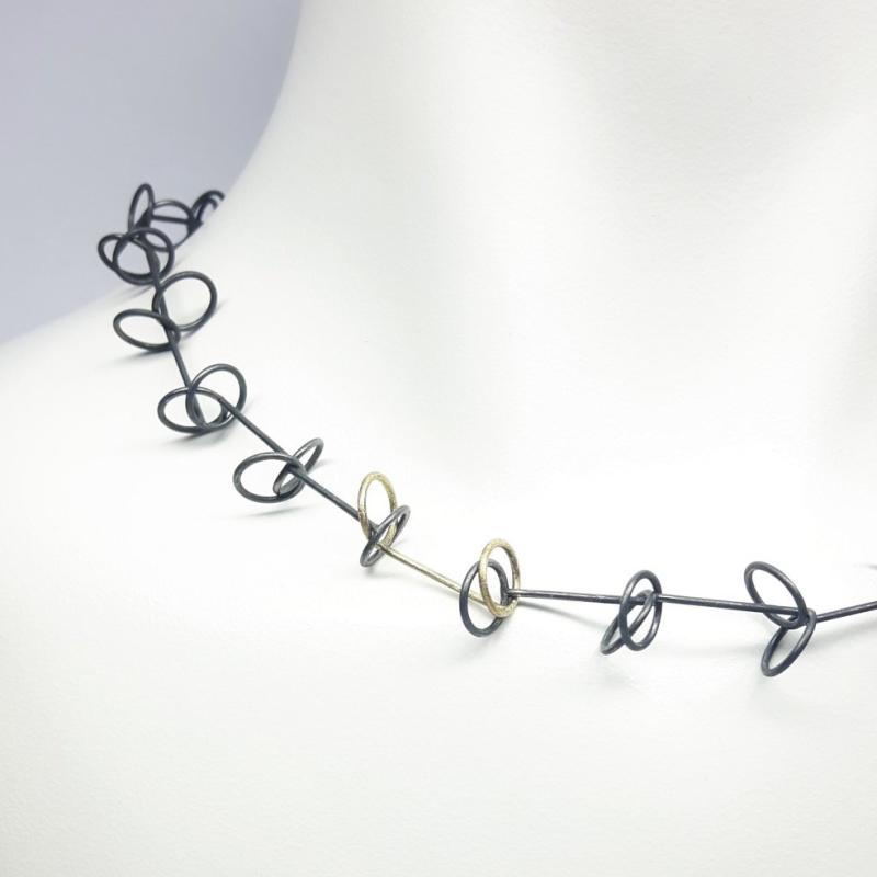 Collier fait main en argent 925/- noirci et or jaune 18kt.