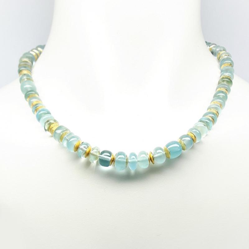 Collier en or jaune 18kt et rondelles en aigue-marine de très belle qualité. Pièce unique.
