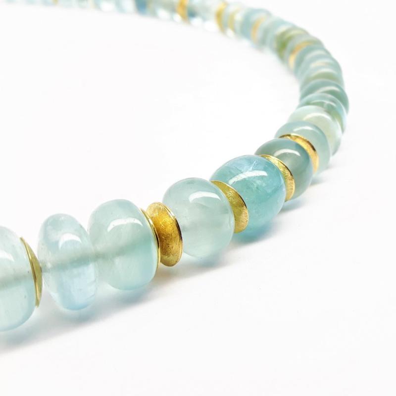 Collier en or jaune 18kt et rondelles en aigue-marine de très belle qualité. Pièce unique.