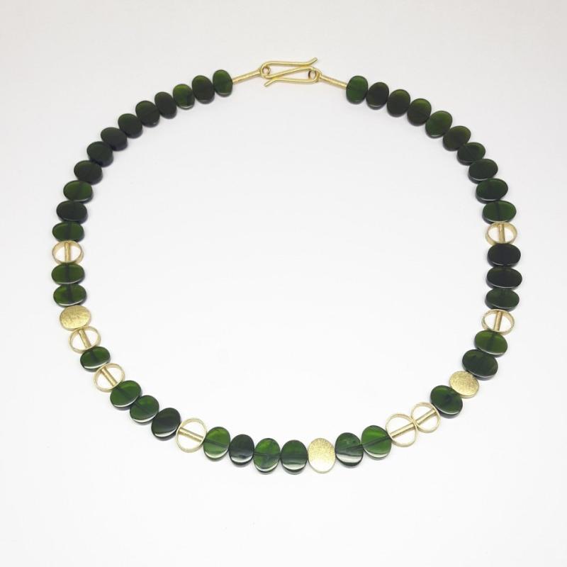 Collier en or jaune 18kt et tourmaline verte. Pièce unique.